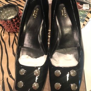 Gucci patent leather mid heel shoe